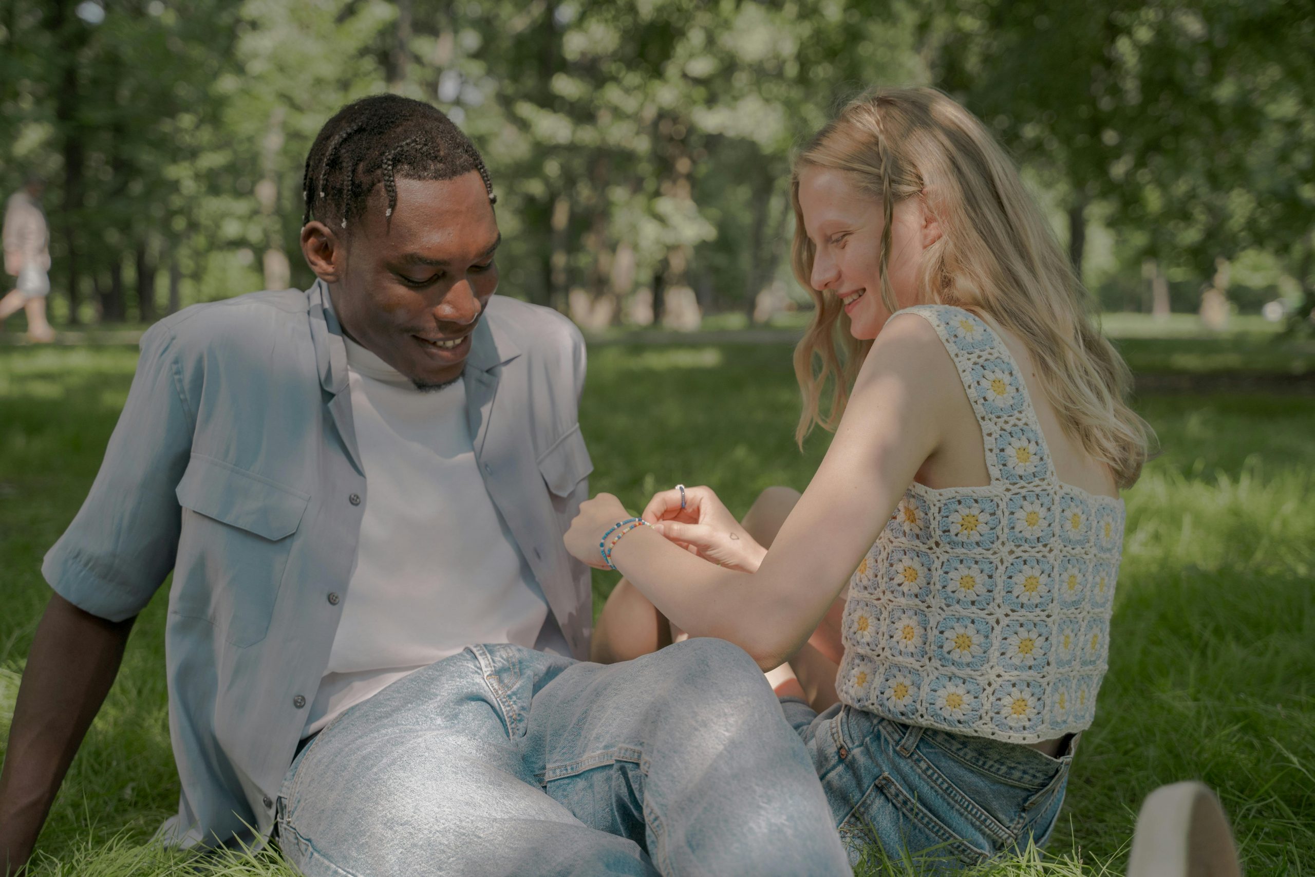 Pareja disfrutando de una conversación al aire libre en un parque, simbolizando el encuentro y la conexión en un entorno relajado y natural